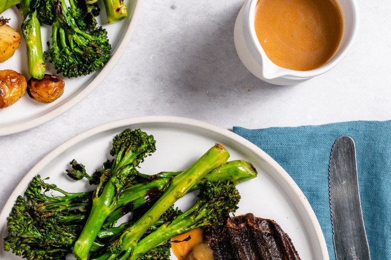 Babykartoffeln und vegetarischem Steak mit Soße