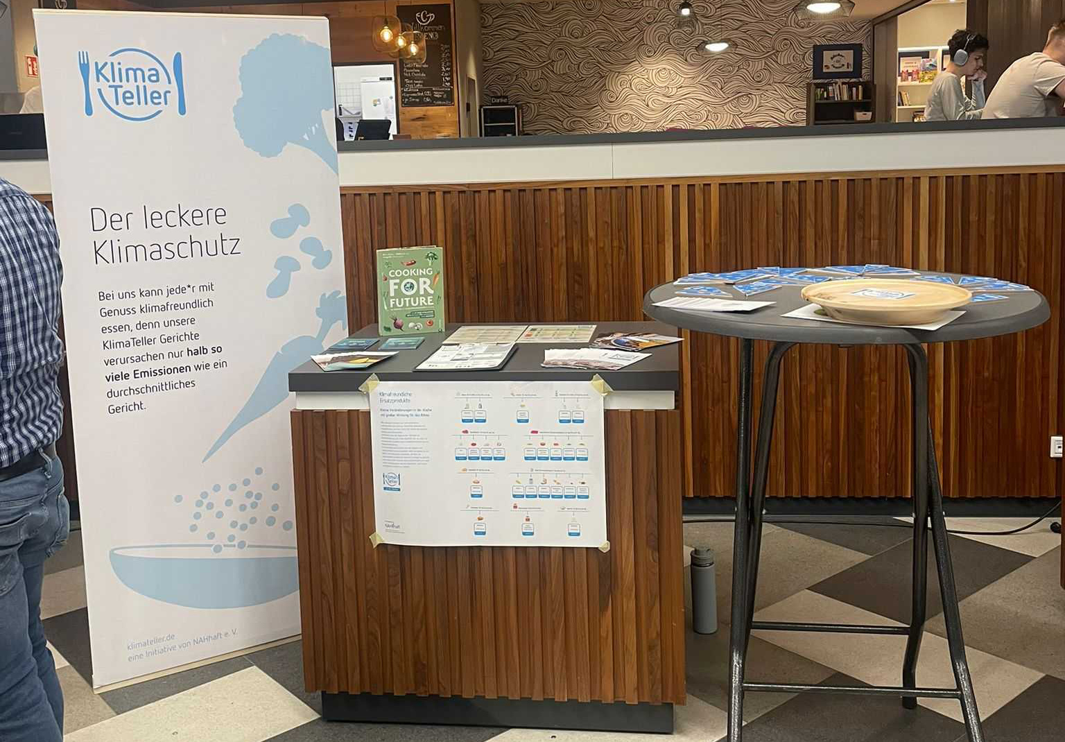 Ein Messestand zum Projekt KlimaTeller in der Mensa in Dortmund